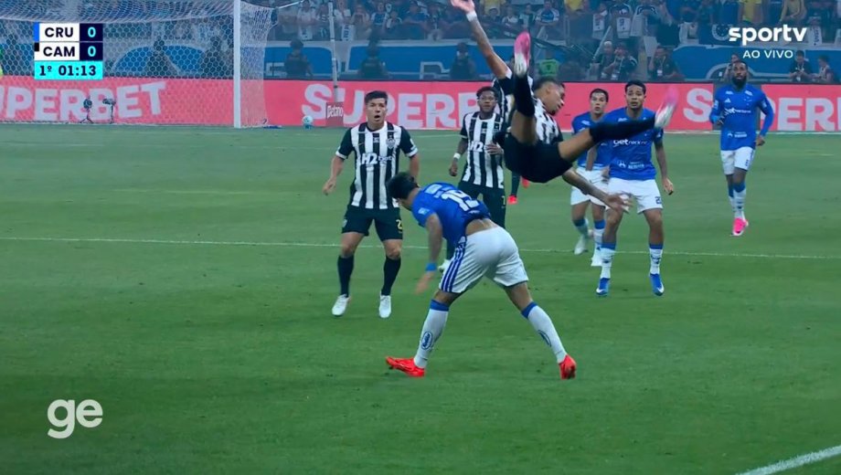 Ruan Tressoldi saltó con Kaio Jorge y, tras el contacto, cayó violentamente sobre su cabeza y cuello. (Captura de video)