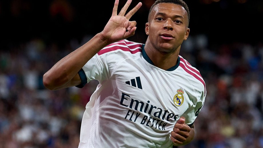 Kylian Mbappé festeja uno de sus tres goles ante la Real Sociedad.
