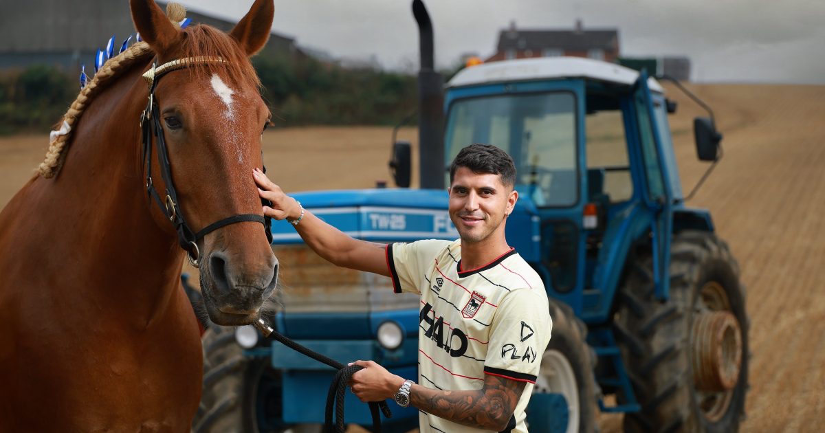 Exequiel Palacios se une a Ipswich Town con una original presentación