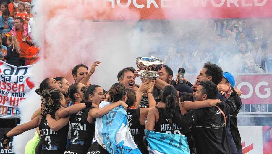 Las Leonas hicieron historia y sumaron su tercera estrella mundial. Foto: AP 