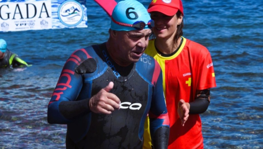 Leo Migone, el experimentado nadador choelense, se prepara para el desafío máximo de las aguas abiertas: cruzar el Río de la Plata desde Colonia (Uruguay) hasta Punta Lara (Argentina).