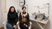 Imagen de Con remeras de Sandro y Raffaella conquistan la moda: las diseñadoras de Cipolletti que honran la cultura y el arte