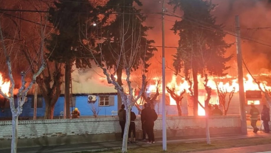 El fuego se habría iniciado cerca de la 1:00 en un sector de galpones. 