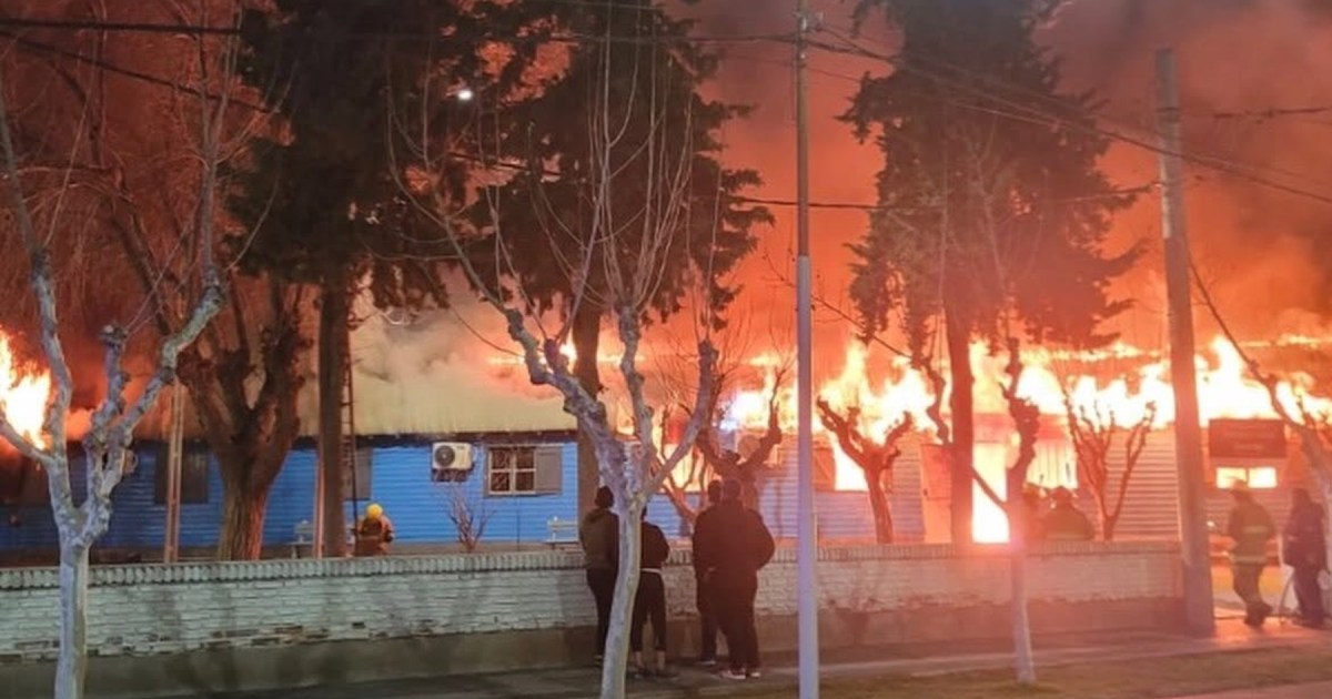 Incendio destruye edificio histórico en Catriel, sin heridos