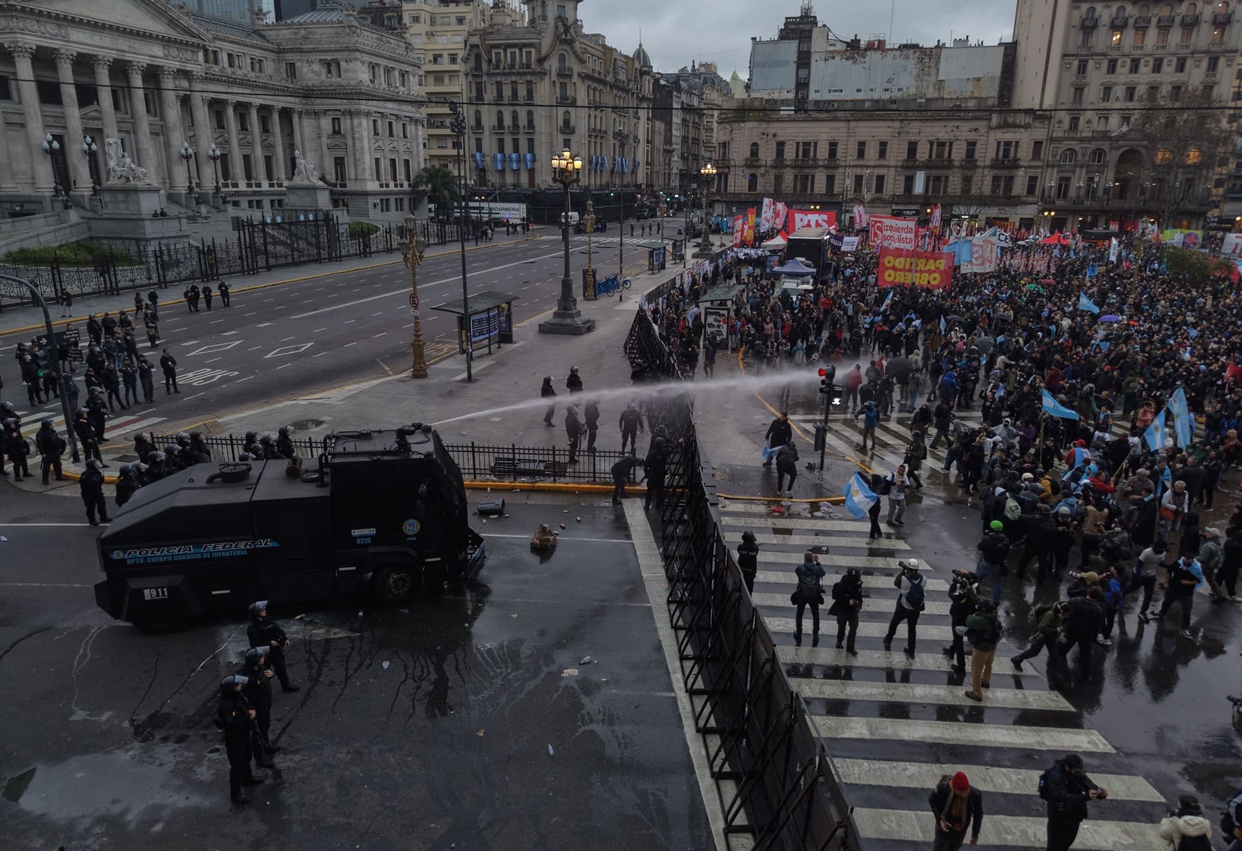 Choques entre Policía y manifestantes en protesta frente al Congreso