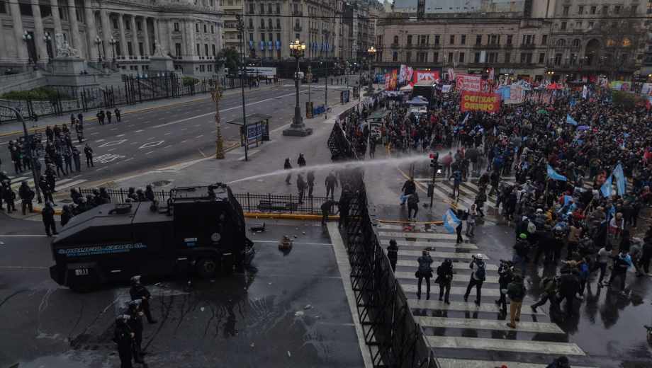 Incidentes entre la policía y los manifestantes en la marcha frente al Congreso. Clarín Fotografía