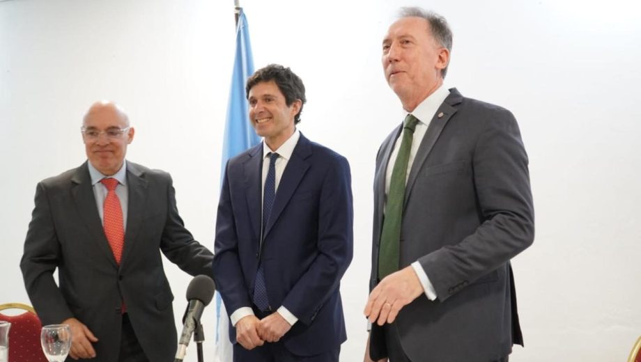 Prestó juramento el juez federal de Bariloche, Leandro Agustín Gómez Constenla (centro).- Gentileza