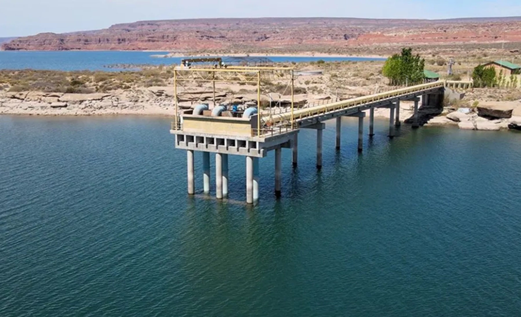 Corte de agua en Cutral Co y Plaza Huincul por turbidez en el lago Barreales