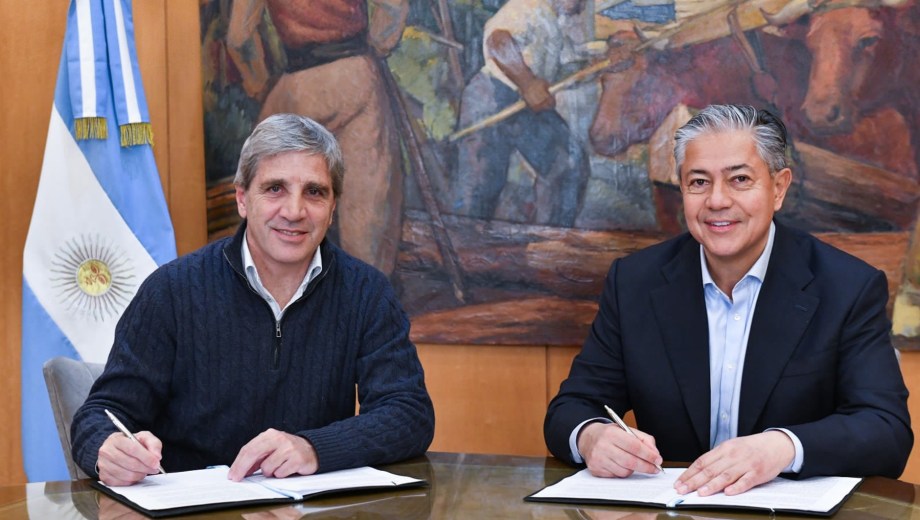 Luis Caputo junto a Rolando Figueroa.