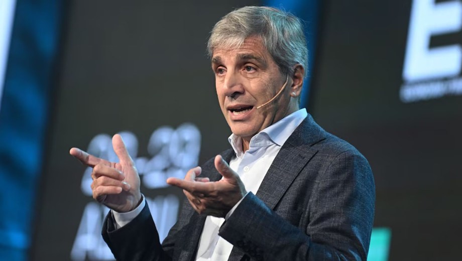 Luis Caputo, Ministro de economía, defendió el rumbo económico, criticó a quienes cuestionan la industria.