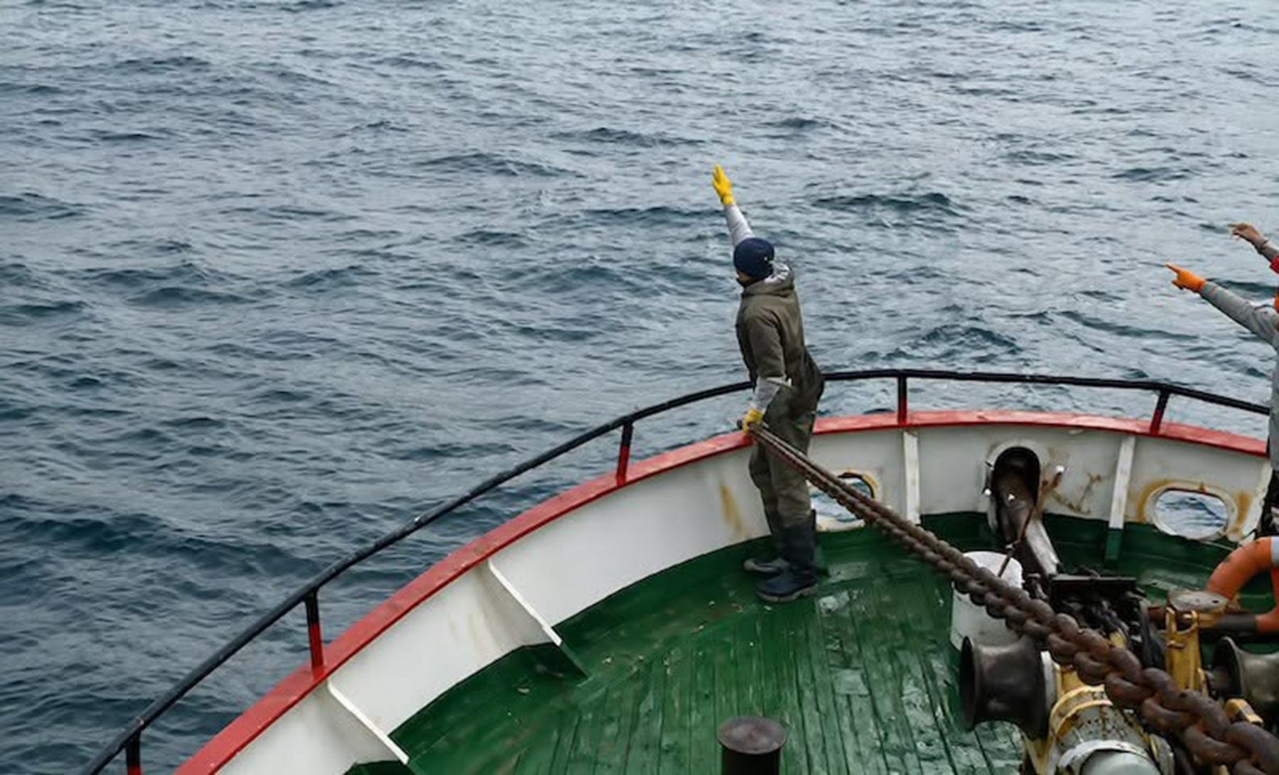 Milagroso rescate de un marinero caído al mar en Santa Cruz