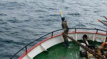 Imagen de Milagro en Santa Cruz: cayó al mar desde un barco pesquero y fue rescatado a contrarreloj por sus compañeros