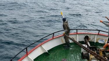 Milagro en Santa Cruz: cayó al mar desde un barco pesquero y fue rescatado a contrarreloj por sus compañeros