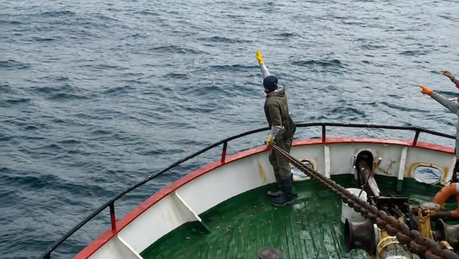 Milagro en Santa Cruz: cayó al mar desde un barco pesquero y fue rescatado a contrarreloj por sus compañeros