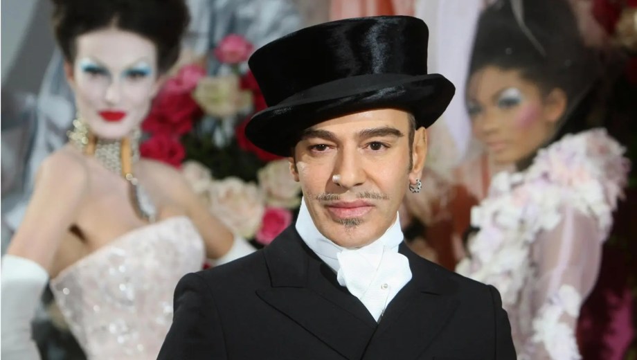 John Galliano no será el tema de la MET gala 2027. 
