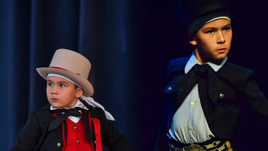 Tiziano Bravo y Bautista Escurra, las dos jóvenes promesas del malambo regional. Foto: gentileza.