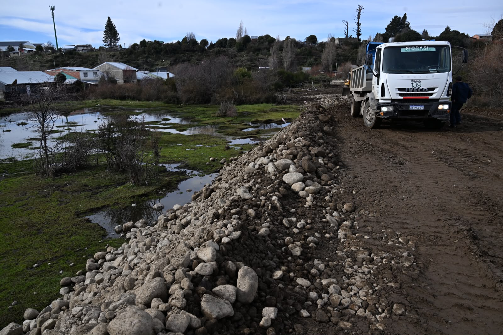 Presentan amparo para detener obra municipal en Bariloche por un mallín