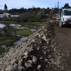 Imagen de El Municipio de Bariloche abre una calle y vecinos denuncian que interviene sobre un mallín