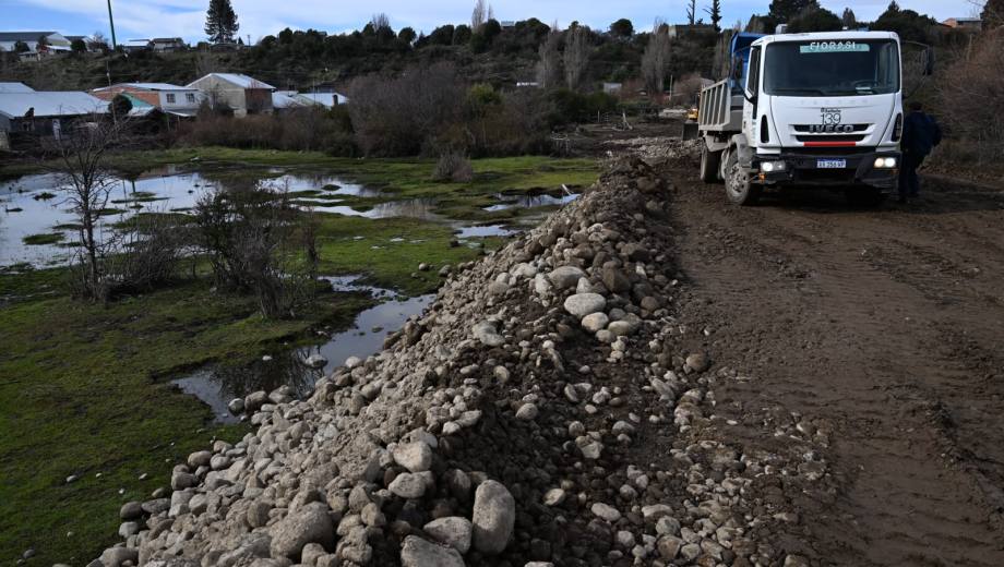 El municipio de Bariloche trazó una nueva calle y vecinos alertan por la existencia de un mallín. Foto: Chino Leiva