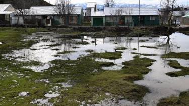 La justicia ordenó a la Municipalidad de Bariloche paralizar la apertura de una calle en un mallín
