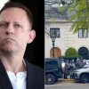 Imagen de Protesta frente a la casa de Peter Thiel: manifestantes disfrazados de Gandalf reclamaron contra el empresario