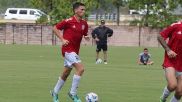 Un futbolista argentino fue detenido por ICE en un aeropuerto de Miami cuando viajaba a jugar un partido
