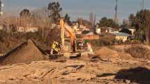 Imagen de Maquinaria en la barda de Neuquén: la Municipalidad aclaró que son lotes privados vendidos por «Pechi» Quiroga en 2018