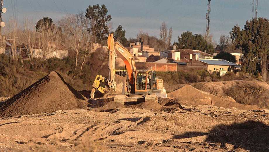 Los movimientos de suelo en la barda, sector 14 de Octubre (foto Oscar Livera)