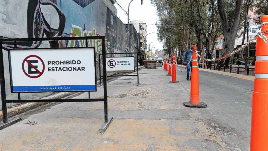 La prohibición de estacionamiento es para ambos lados del bulevar en la diagonal  9 de Julio (foto Emiliano Ortiz)