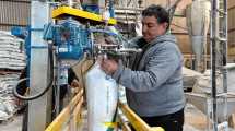 Imagen de De trabajar a mano a producir 3.500 toneladas al año de uno de los principales insumos de la ganadería en la Patagonia