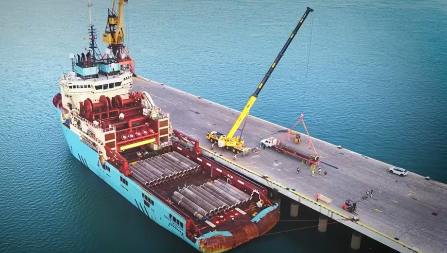 Navvik Launcher es el primero de los nueve PSV previstos para trasladar hasta Punta Colorada los tubos almacenados en la terminal. Foto: TSP Patagonia Norte.