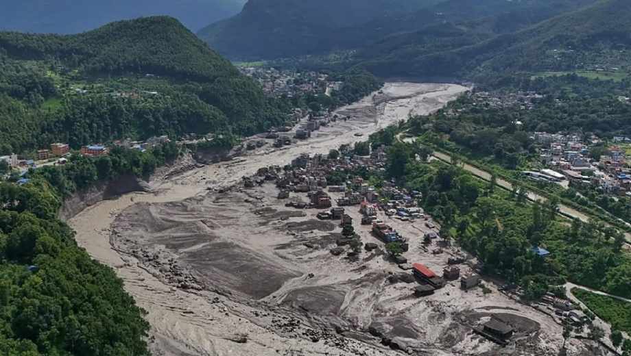 Inundaciones que arrasaron pueblos entre Nepal y el Tíbet. Foto: NA 