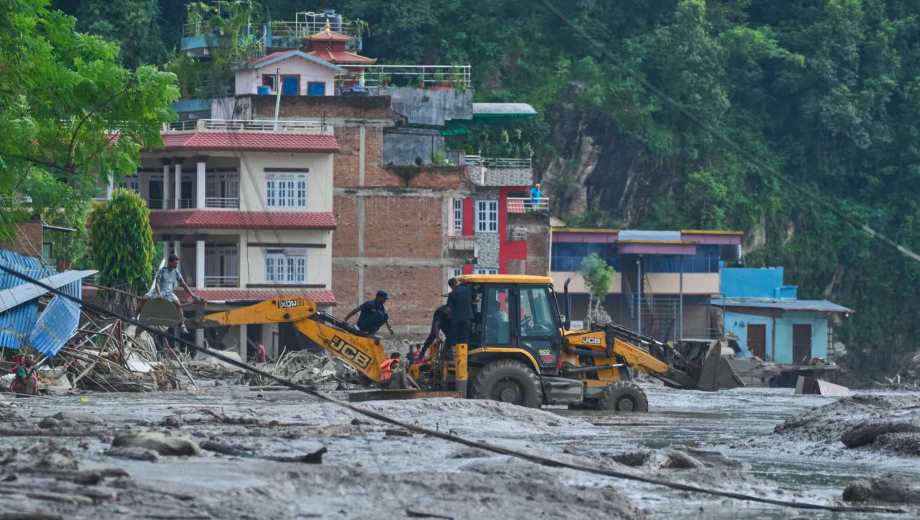 Trabajos entre escombros: Operarios y vecinos utilizan retroexcavadoras para despejar calles donde el fango alcanzó la altura de los edificios comerciales y residenciales. (Foto: AP)