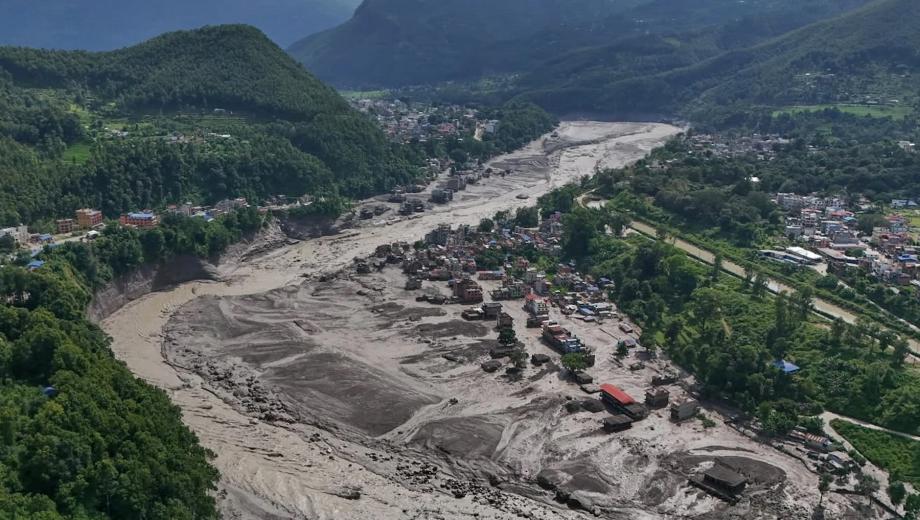 La magnitud del desastre: Una vista aérea muestra la devastación dejada por la crecida, con una franja inmensa de sedimentos y fango que sepultó casas, caminos y áreas de cultivo a lo largo de la cuenca del río. (Foto: AP)