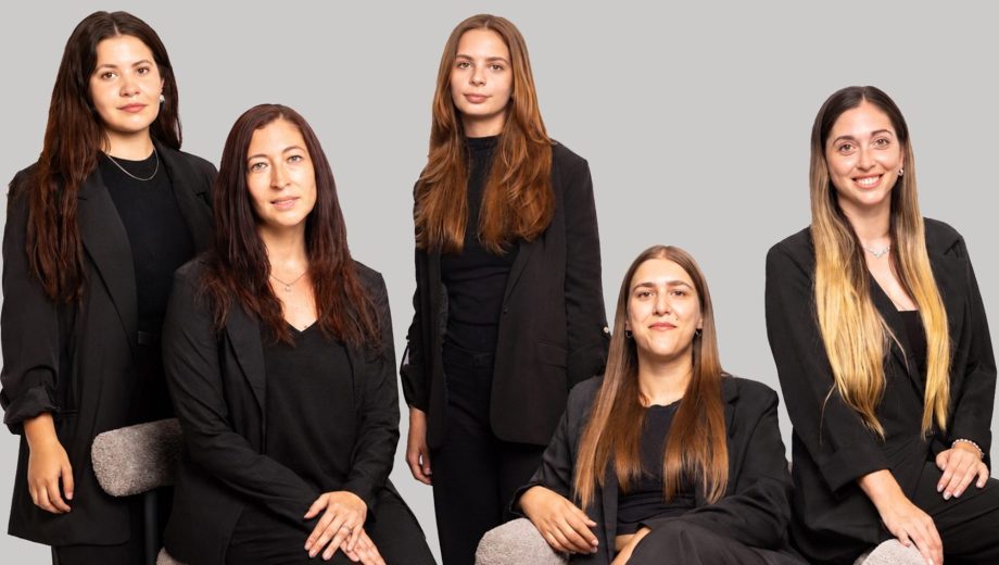 Junto a Paula Villoldo (en el extremo derecho), trabajan Ariana Sartor, Agustina Durandez, Sabrina Mellado y Marianela Godoy. Foto: gentileza.
