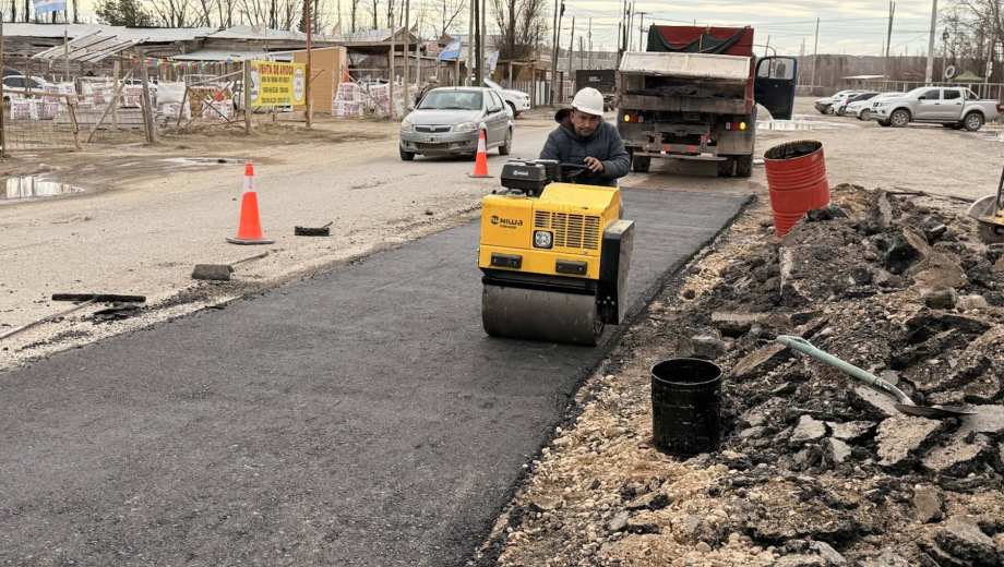 El bacheo en Plottier continúa y se refuerza con dos empresas trabajando en simultáneo. (Foto: gentileza)