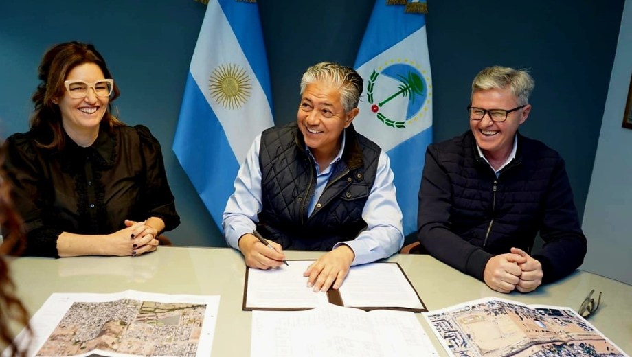 Se firmó el convenio entre el gobernador Rolando Figueroa y Claudio Larraza (Foto: gentileza)