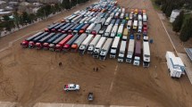 Imagen de Plaza Huincul: más de un centenar de camiones varados esperan su paso hacia Chile