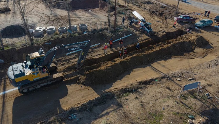 La segunda etapa del tendido de red cloacal avanza en Plaza Huincul (Foto: Gentileza)