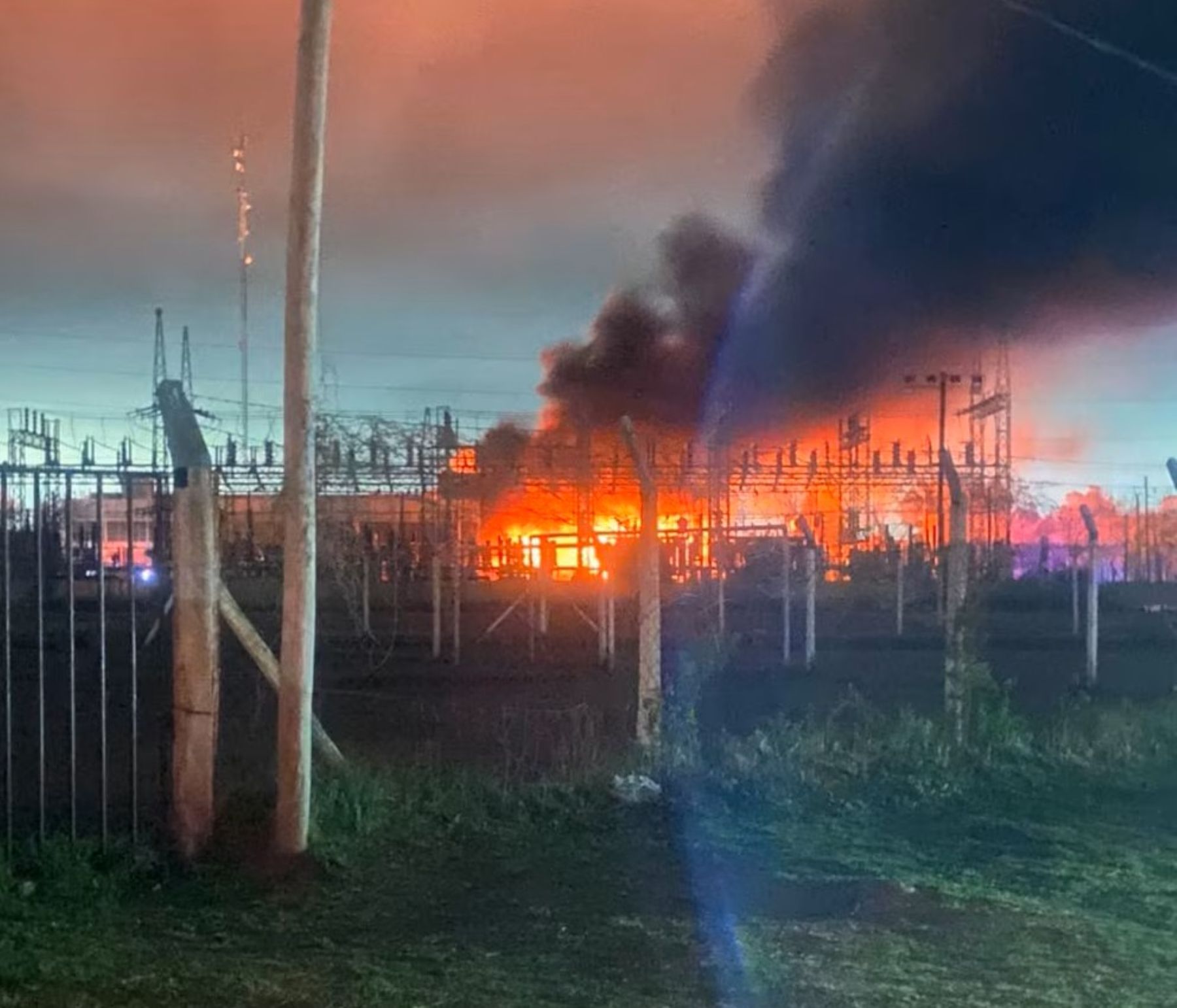 Incendio en subestación de La Plata provoca apagón y evacuaciones