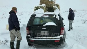 Dramático rescate de una familia varada por la nieve en un paraje de Neuquén: estuvieron más 24 horas aislados