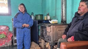 Las motonieves fueron la única forma de llegar hasta una mujer que estuvo 10 días aislada por la nieve en Río Negro