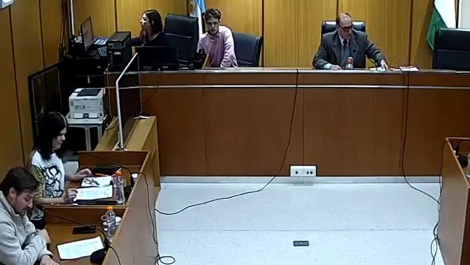 La audiencia definió la formulación de cargos y la continuidad de la detención de los tres acusados mientras avanza la investigación.
