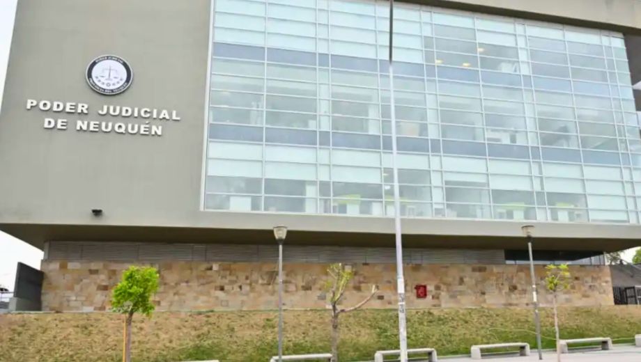 El imputado fue trasladado por la Policía al debate oral luego de ser declarado rebelde por no presentarse a la primera audiencia.
