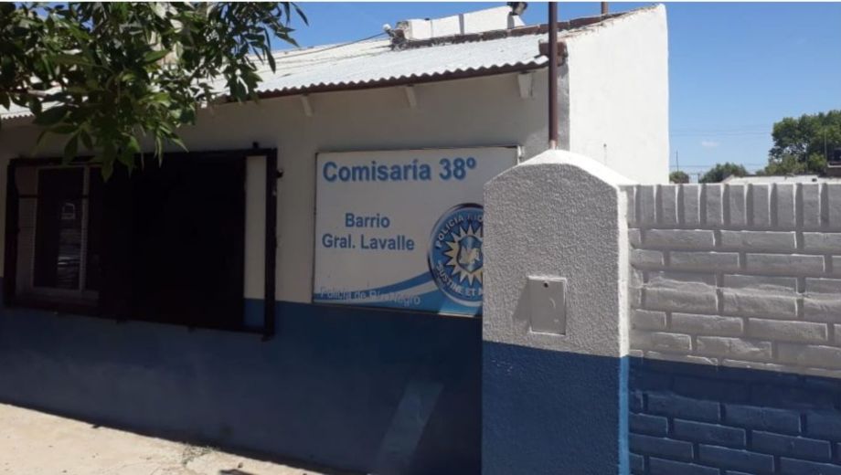 El procedimiento policial se inició durante el mediodía en inmediaciones de las calles 15 y 24 de Viedma.
