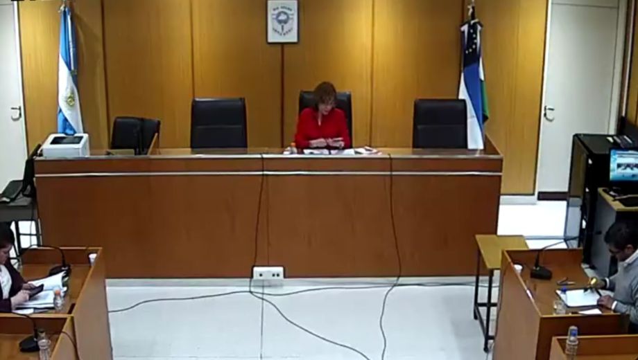 El imputado escuchó los cargos en su contra durante el procedimiento judicial realizado en los tribunales locales.