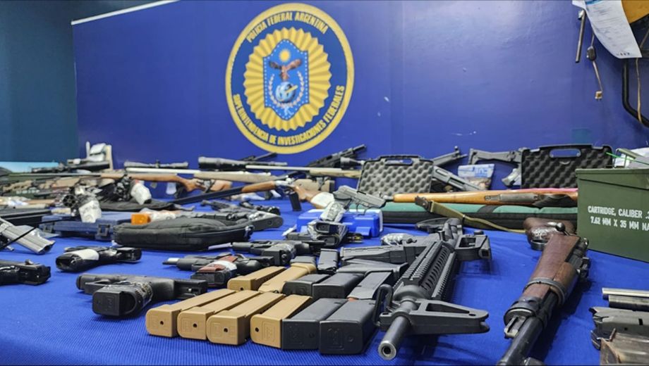 Durante los operativos realizados en distintas provincias se incautaron unas 120 armas de fuego, además de documentación y otros elementos vinculados con la pesquisa.

