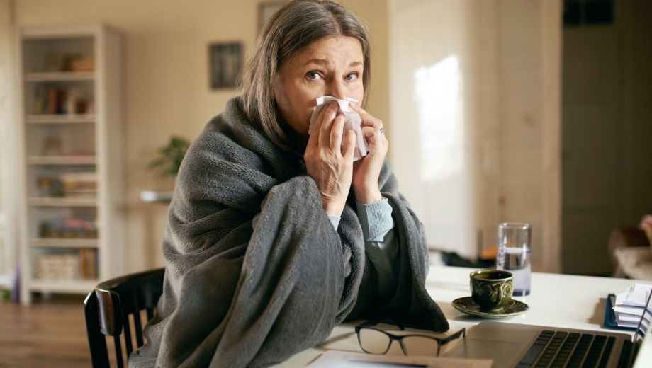 Los lavados nasales con solución salina son una de las medidas más recomendadas para aliviar la congestión y facilitar la respiración. 