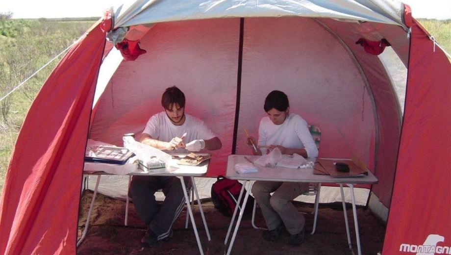 Trabajo de campo: acondicionamiento de material en sitio Paso Alsina. Crédito Gustavo Martínez. 