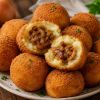 Imagen de Bombas de papa rellenas de cebolla caramelizada: crocantes por fuera y cremosas por dentro